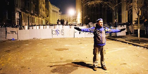 Eine Polizeiblockade hindert die Demonstrierenden im Dezember 2013 am Zugang zum Amtssitz des Präsidenten. © Aleksandr Piliugun