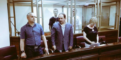 Die Aktivisten Oleg Sentsov und Aleksandr Kolchenko vor Gericht. © Amnesty International