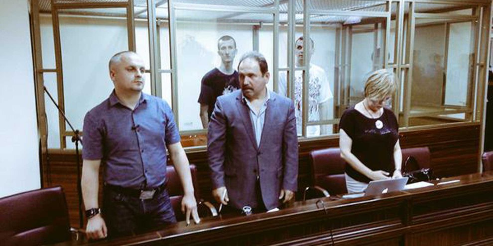 Die Aktivisten Oleg Sentsov und Aleksandr Kolchenko vor Gericht. © Amnesty International