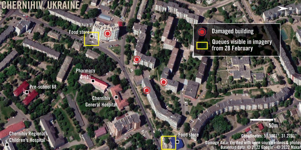 Die Karte zeigt die Orte der Angriffe vom 3. März 2022 im ukrainischen Chernihiw (verifiziert mit frei verfügbaren Fotos und Videos). Zu erkennen ist auch wichtige zivile Infrastruktur in unmittelbarer Nähe der verifizierten Schadensbereiche. Auf Satellitenbildern vom 28. Februar sind Warteschlangen vor zwei Lebensmittelgeschäften in der unmittelbaren Umgebung zu sehen (hier nicht abgebildet). © 2022 Google © Maxar Technologies / Yandex / Open Street Maps