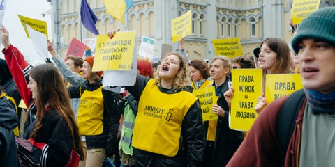 Die ukrainische Frauenbewegung war bis zum Krieg sehr präsent. Eine ihrer wichtigsten Forderungen war die Ratifizierung der Istanbul-Konvention und die Bekämpfung der Gewalt gegen Frauen. Demonstration am Frauenrechtstag vom 8. März 2020 in Kiew. © Amnesty International Ukraine
