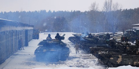 Panzer in der Nähe der Stadt Charkiw, Ukraine. © shutterstock