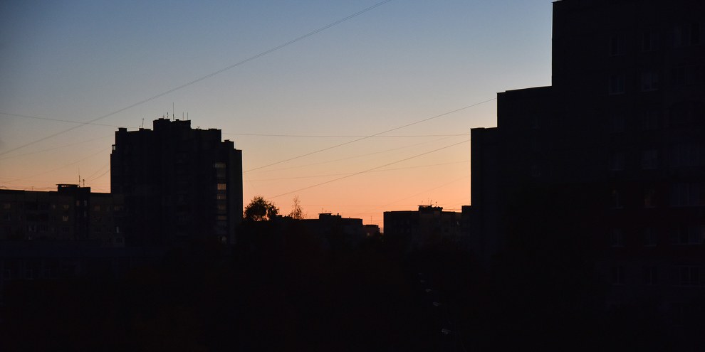 Wohnhäuser in Lwiw, die vom Strom abgeschnitten sind © 2022 SOPA Images