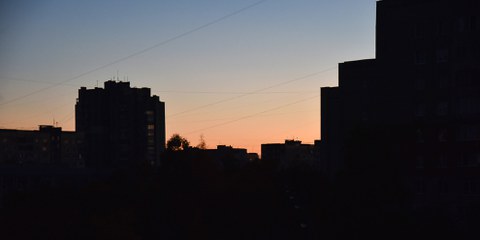 Wohnhäuser in Lwiw, die vom Strom abgeschnitten sind © 2022 SOPA Images