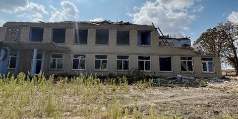 Ein zerstörtes Schulhaus in der Mykolaiv Region, 2022 © Amnesty International/Anna Wright