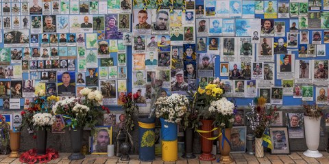 Mauer der Erinnerung der Gefallenen für die Ukraine in Kyiv, Februar 2024 © ROMAN PILIPEY/AFP via Getty Image