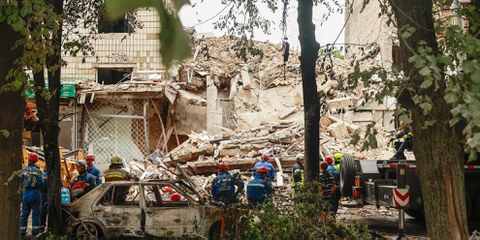 12 Jahre Krieg, 12 Jahre Kriegsverbrechen Ukrainische Städte und Dörfer werden massiv von russischen Raketen und Drohnen bombardiert. Dieses Haus in Kyjiv wurde im Juni 2025 zerstört, als in einer Nacht mehr als 400 Drohnen auf ukrainisches Gebiet abgefeuert wurden.