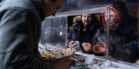 Amnesty warnt vor eskalierender Notlage nach Angriffen auf Energieinfrastruktur Ukrainische Veteranen helfen mit warmen Getränken und Mahlzeiten den frierenden Menschen in Kyjiw. 27. Januar 2026. © Danylo Antoniuk / imago