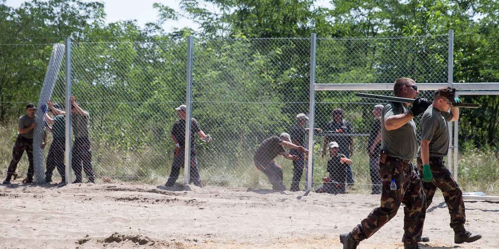 Ungarisches Militär beim Errichten des Grenzzauns, Juli 2015. ©GettyImages