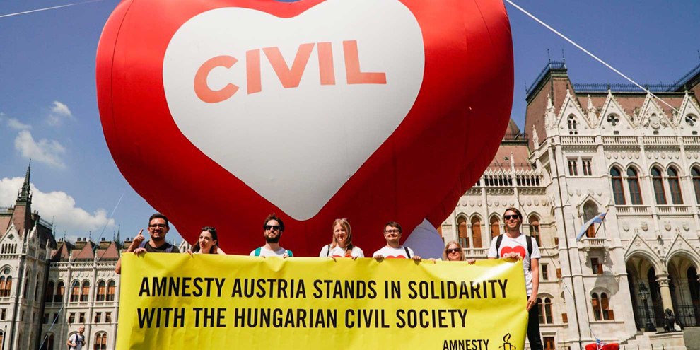 Amnesty-Protestaktion vor dem ungarischen Parlament in Budapest am 4. Juni 2018 © Amnesty International