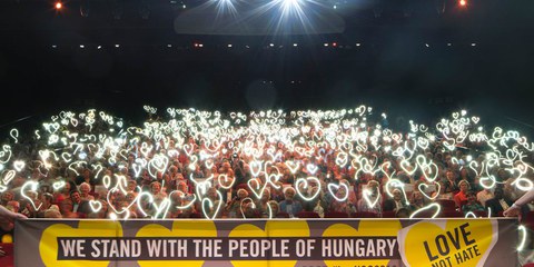 Solidaritätsaktion der niederländschen Amnesty-AktivistInnen zur Unterstützung der NGOs in Ungarn. © Jordi Huisman