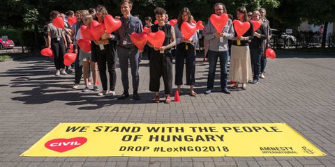 Menschen in ganz Europa solidarisierten sich mit den NGOs und mit Amnesty in Ungarn. © Amnesty International