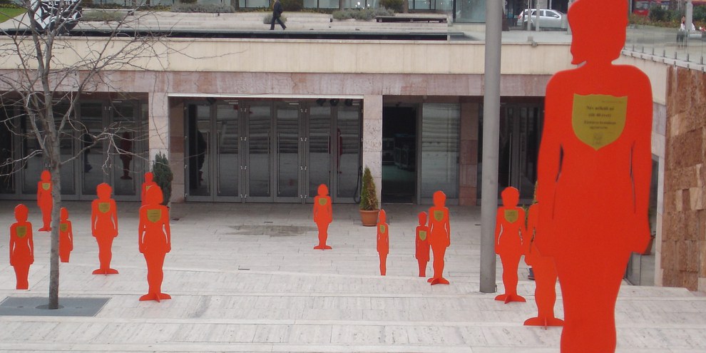 Gewalt gegen Frauen und Mädchen muss als gesellschaftliches Problem erkannt werden. Aktion «Silent Witness», Budapest 2006. © Amnesty International
