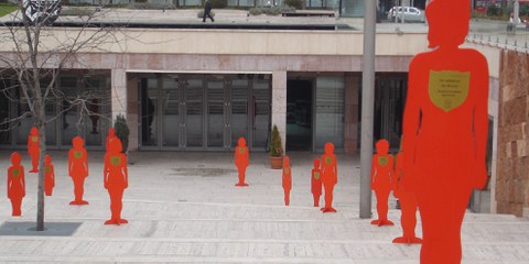 Gewalt gegen Frauen und Mädchen muss als gesellschaftliches Problem erkannt werden. Aktion «Silent Witness», Budapest 2006. © Amnesty International