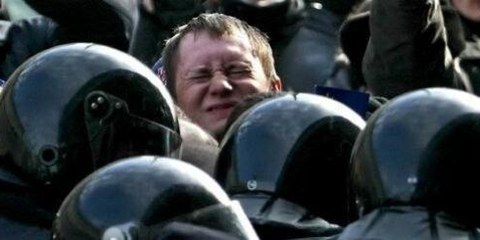 Polizisten gehen gewaltsam gegen Demonstrierende vor © Photo.Bymedia.net