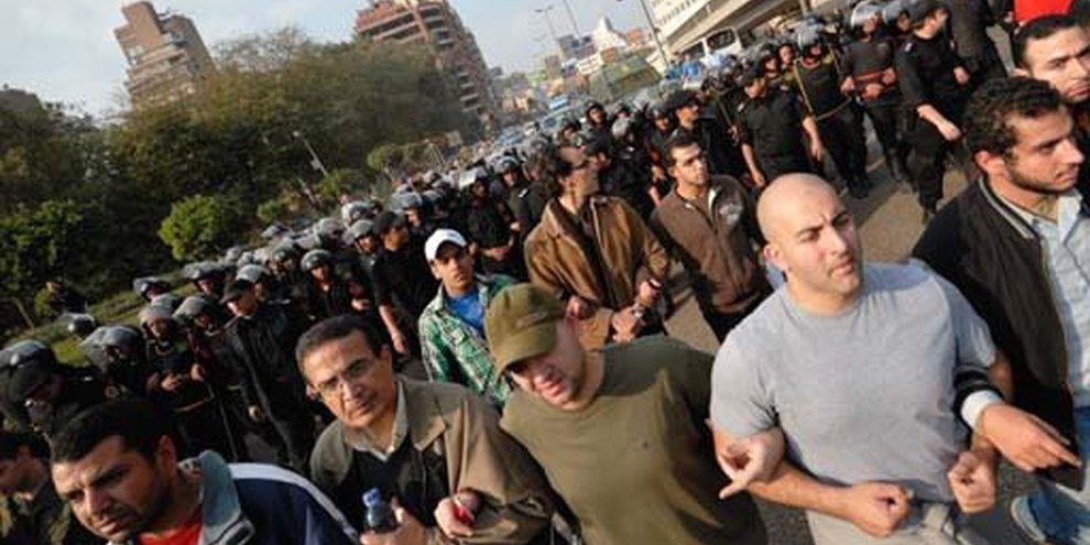 Demonstranten und Sicherheitskräfte in Kairo, 27. Januar 2011. © Demotix / Nour El Refai 