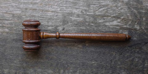 Zyad el-Elaimy, Hossam Moanis und Hisham Fouad wurden in unfairen Verfahren zu Haftstrafen verurteilt, weil sie die ägyptischen Behörden kritisiert hatten. © Unsplash