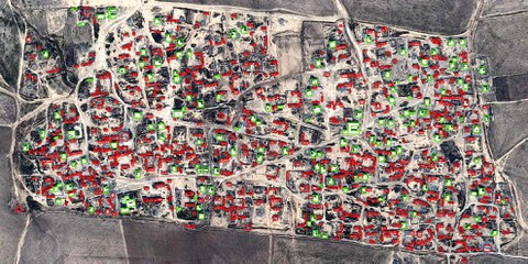 Die Satellitenbilder belegen es: Über 700 Gebäude wurden in Sibaya zerstört oder beschädigt (rot), wenige blieben unversehrt (grün).  © CNES 2015, Distribution AIRBUS DS