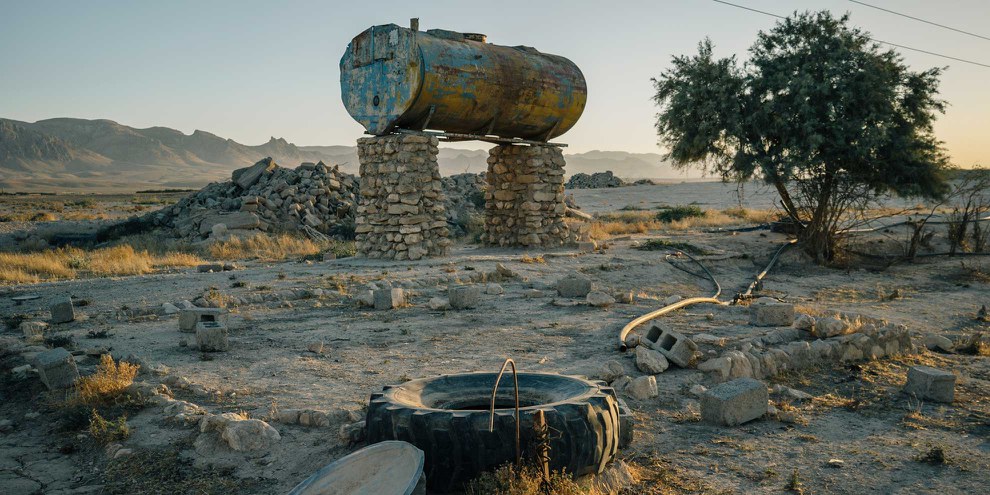 Ein leerer Wassertank und ein sabotierter Bewässerungsbrunnen auf einer verlassenen Farm in der Nähe der Stadt Sinune nördlich des Berges Sinjar. Ein Bauer von einem benachbarten Bauernhof erzählte Amnesty International, dass nur fünf der zehn Familien, die früher im Dorf lebten, zurückgekehrt seien. © Alice Martins
