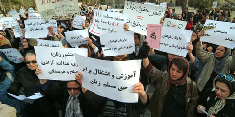Frauenrechtsdemo in Teheran am Weltfrauentag, 8. März 2006. © Arash Ashoorinia, www.kosoof.com