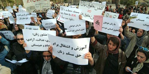 Frauenrechtsdemo in Teheran am Weltfrauentag, 8. März 2006. © Arash Ashoorinia, www.kosoof.com