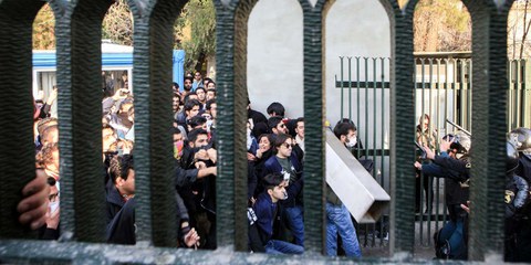 Rund um die Universität von Teheran kam es am 30. Dezember 2017 zu Protesten von Studenten und Studentinnen; auch in mindestens 8 weiteren Städten wurde gegen die Regierung demonstriert. © STR/ EPA / Keystone