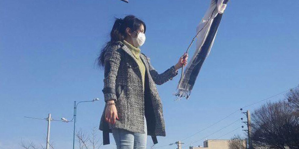 Wie diese junge Frau protestierten viele Frauen gegen die Hijab-Gesetze, indem sie ihr Kopftuch als Fahne an einen Stock binden. 	© White Wednesdays Campaign