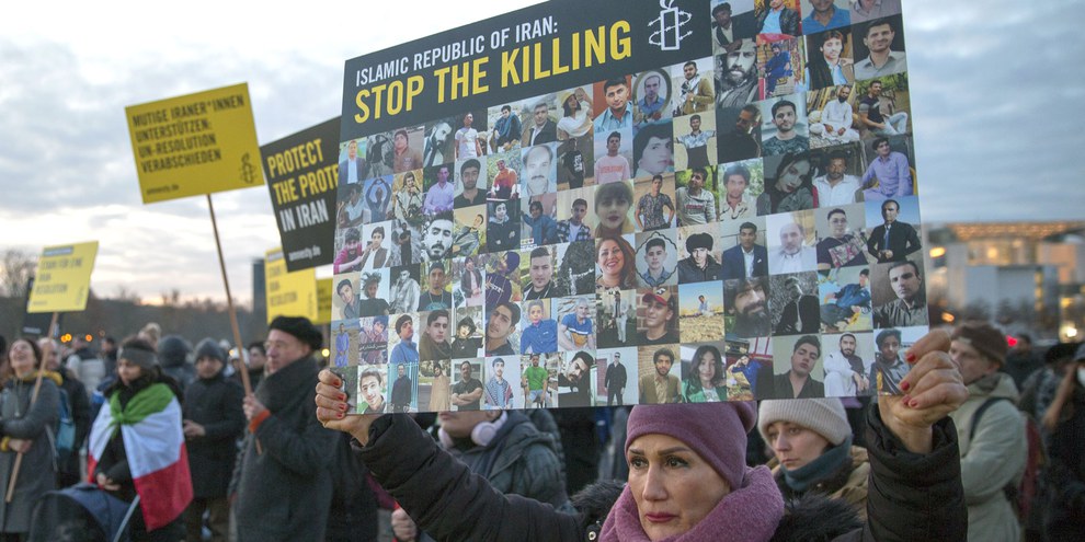 Stoppt die Hinrichtungen: Solidaritätsaktion von Amnesty Deutschland am 23. November 2022 vor dem deutschen Reichstag.  	© Amnesty International/Stéphane Lelarge