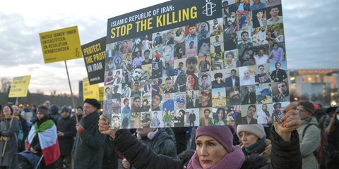 Stoppt die Hinrichtungen: Solidaritätsaktion von Amnesty Deutschland am 23. November 2022 vor dem deutschen Reichstag.  	© Amnesty International/Stéphane Lelarge