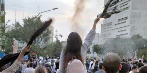 Seit einem Jahr protestieren die Menschen im Iran für Freiheit, Demokratie und Menschenrechte. Der Preis den sie dafür zahlen, ist hoch. © Privat