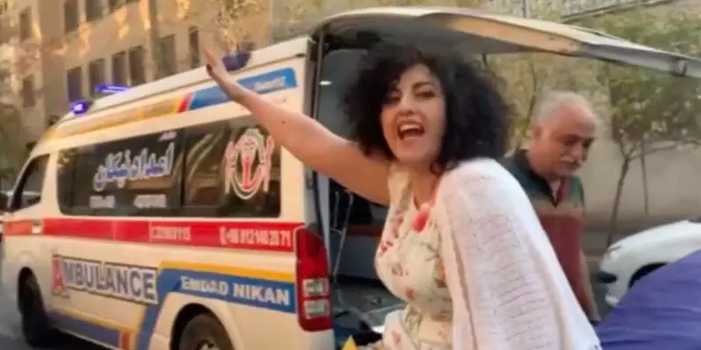 Die iranische Menschenrechsverteidigerin Narges Mohammadi wurde am 4. Dezember 2024 mit einem Krankenwagen aus dem Teheraner Evin-Gefängnis nach Hause gebracht (Aufnahme aus einem Instagram-Video).  © Privat / @nargesfnd