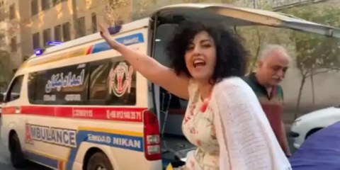 Die iranische Menschenrechsverteidigerin Narges Mohammadi wurde am 4. Dezember 2024 mit einem Krankenwagen aus dem Teheraner Evin-Gefängnis nach Hause gebracht (Aufnahme aus einem Instagram-Video).  © Privat / @nargesfnd