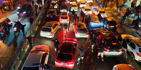 Die Proteste im Iran: Kurz erklärt Demonstrant*innen blockieren am 8. Januar 2026 eine Strasse in Teheran, Iran. © Getty Images