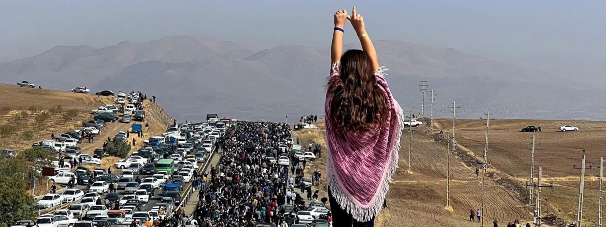Das Bild ging um die Welt: Eine junge Kurdin protestiert im Oktober 2022 ohne Kopftuch gegen die Unterdrückung der Frauen durch die iranische Regierung. © Twitter