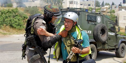 Bilal Tamini wird von einem israelischen Soldaten während einer Protestkundgebung angegriffen. Nabi Saleh, Mai 2013. © Tamimi Press