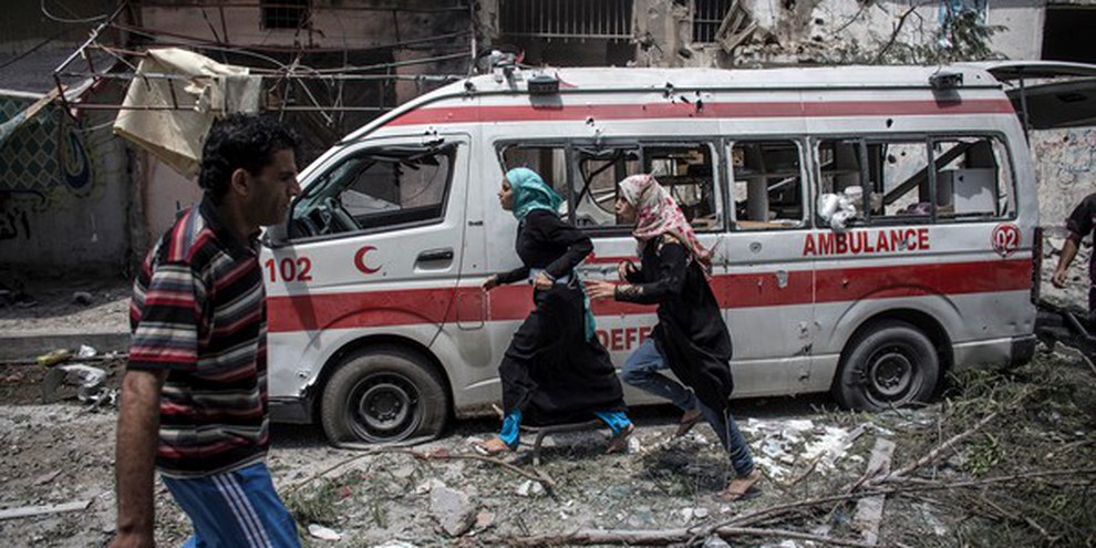 Dass u. a. auch Krankenwagen stark von den israelischen Angriffen betroffen sind zeigt, dass kein Ort in Gaza sicher ist. © EPA/OLIVER WEIKEN