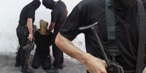 Verhaftung eines angeblichen Kollaborateurs durch die Hamas © REUTERS