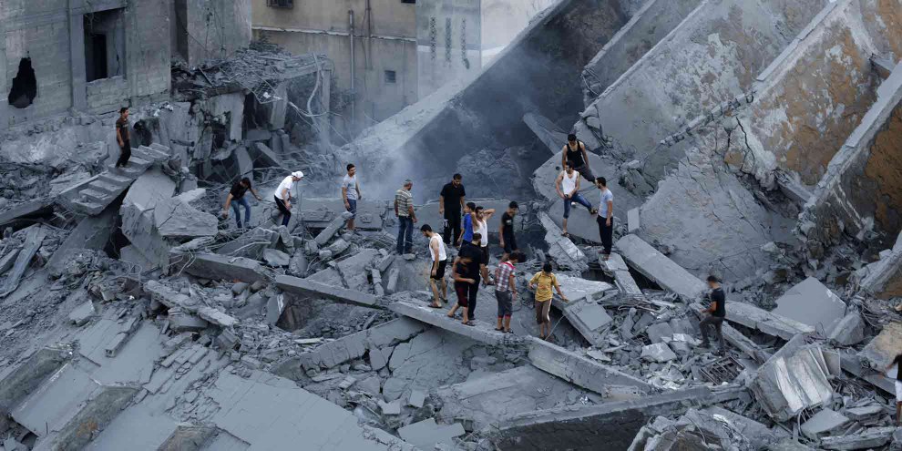 PalestinenserInnen inspizieren die Überreste eines Gebäudes in Gaza, welches durch einen Israelischen Luftangriff auf Gaza-Stadt am 26. August 2014 zerstört wurde. AFP / Getty Images