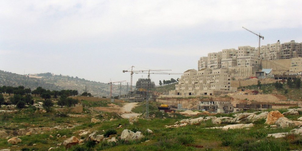 Die israelischen Siedlungen schnüren palästinensische Dörfer und Städte immer weiter ein. © Amnesty International