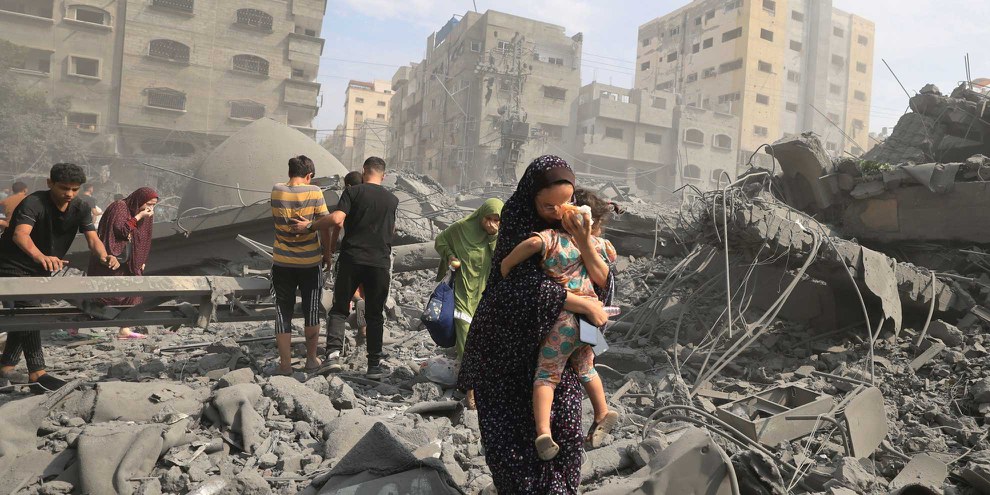 Palästinenser*innen flüchten nach einem israelischen Luftangriff auf die Sousi-Moschee in Gaza-Stadt am 9. Oktober 2023. © Mahmud HAMS / AFP via Getty Images