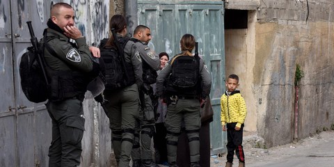 Israelische Sicherheitskräfte halten eine Palästinenserin in Ostjerusalem vor dem versiegelten Haus des Attentäters vom 27. Januar an. Das israelische Sicherheitskabinett beschloss, das Haus abreissen zu lassen. © IMAGO/Debbie Hill