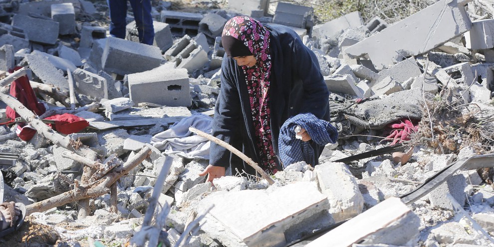 Bewohner*innen eines Hauses suchen nach Überresten ihrer Habseligkeiten in der Nähe des Nuseirat Flüchtlingslagers in Deir al-Balah, Gaza, 21. November 2023 © Ashraf Amra/Anadolu via Getty Images