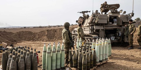 Aufgereihte Munition der israelischen Armee, nach dem Massaker vom 7. Oktober 2023. Sderot/Israel, 9. Oktober 2023. © Anadolu Agency via Getty Images
