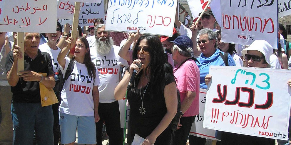 Die arbeit israelischer und palästinensischer Friedens- und Menschenrechtsorganisationen ist der israelischen Regierung ein Dorn im auge. Hier eine Demonstration der israelischen NGO Peace Now gegen die Siedlungstätigkeit in den besetzten Gebieten. © Eman/Peace now