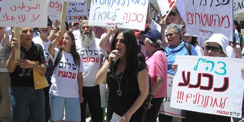 Die arbeit israelischer und palästinensischer Friedens- und Menschenrechtsorganisationen ist der israelischen Regierung ein Dorn im auge. Hier eine Demonstration der israelischen NGO Peace Now gegen die Siedlungstätigkeit in den besetzten Gebieten. © Eman/Peace now