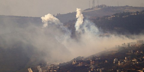 Nach einem Beschuss durch israelische Artillerie steigt Rauch über den libanesischen Dörfern Adeisseh und Kfar Kila an der Grenze zu Israel auf. © AFP via Getty Images