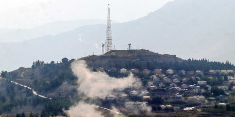 Dieses Bild aus der südlibanesischen Region Marjayoun zeigt die Rauchschwaden eines Raketenangriffs aus dem Libanon auf die israelische Stadt Metula am 31. Oktober 2024. © AFP via Getty Images)