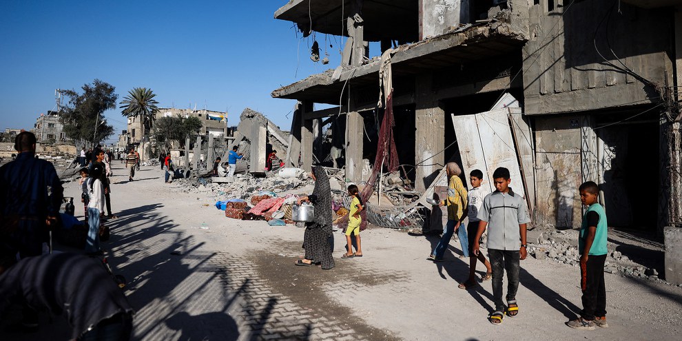Leben zwischen Trümmern: Zerstörte Häuser in Rafah nach dem nächtlichen israelischen Angriff vom 20. April.  © AFP via Getty Images