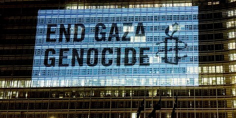 Amnesty International ruft die internationale Gemeinschaft dazu auf, die Gelegenheit des Waffenstillstands zu nutzen, um von Israel zu verlangen, dass lebenswichtige Güter an die palästinensische Bevölkerung geliefert werden können.  Im Bild das Gebäude der EU-Kommission in Brüssel, auf welches Amnesty International eine Botschaft an die Staats- und Regierungschefs der EU projizierte. © Amnesty International