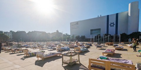 Die Installation «Empty Beds» (Leere Betten) des Künstlers Eran Webber war im November 2023 für mehrere Tage auf dem Habima-Platz in Tel Aviv-Jaffa zu sehen. Sie bestand aus mehr als 200 leeren Betten, die die Geiseln symbolisierten, die von der Hamas in Gaza festgehalten wurden, nachdem sie am 7. Oktober entführt worden waren. © Gil Naveh / Amnesty International